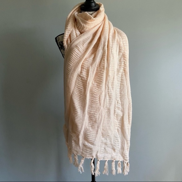 CEJON rectangle travel texture fringe scarf blush - Picture 4 of 4